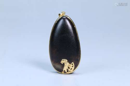 A CHINESE HETIAN JADE PENDANT DECORATED WITH GOLD