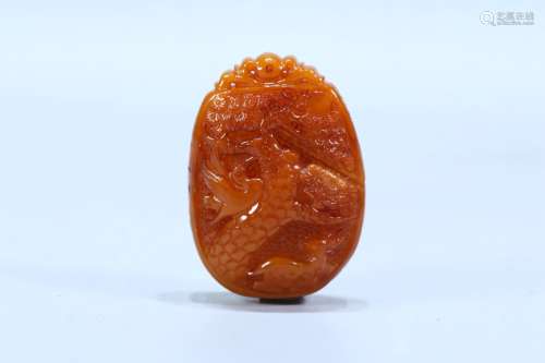 A CHINESE AMBER PENDANT WITH BEAST CARVING