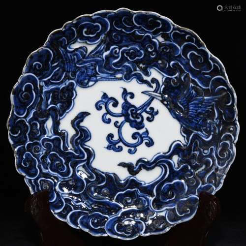 A CHINESE BLUE AND WHITE PLATE WITH CRANE PATTERN