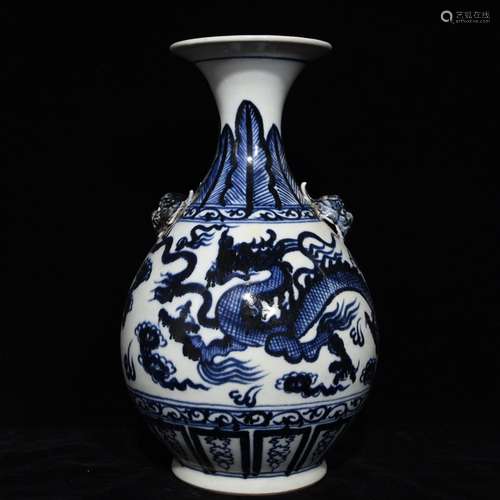 A CHINESE BLUE AND WHITE YUHUCHUN VASE WITH DRAGON PATTERN