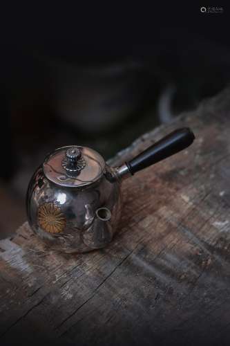 A CHINESE SILVER TEA POT WITH 
CHRYSANTHEMUM PATTERN