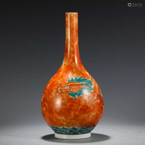 A CHINESE UNDERGLAZE VASE WITH DRAGON PATTERN