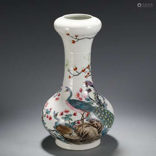 A CHINESE FEN CAI VASE WITH FLOWER AND BIRD PATTERN