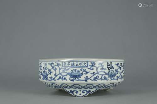 A CHINESE BLUE AND WHITE BRUSH POT WITH FLOWER PATTERN