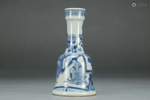 A CHINESE BLUE AND WHITE VASE WITH STORY PAINTING