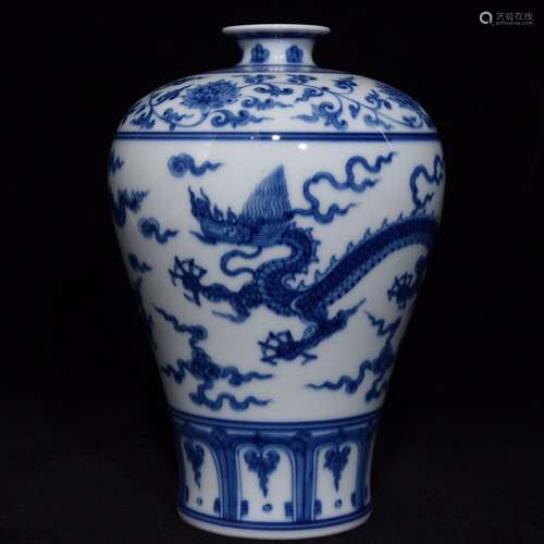 A CHINESE BLUE AND WHITE MEIPING VASE WITH DRAGON PATTERN