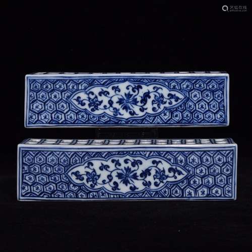 A CHINESE BLUE AND WHITE PAPERWEIGHT WITH FLOWER PATTERN