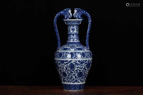 A CHINESE BLUE AND WHITE VASE WITH LOTUS AND DRAGON PATTERN