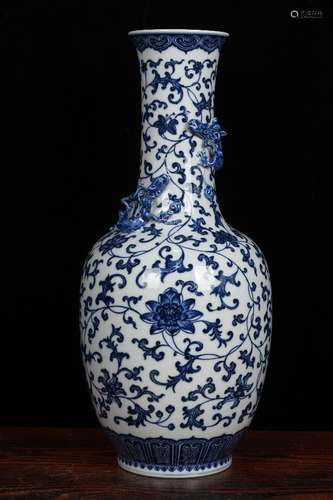 A CHINESE BLUE AND WHITE VASE WITH LOTUS AND DRAGON PATTERN