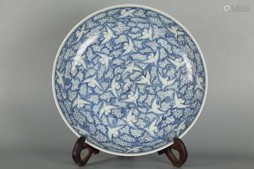 A CHINESE BLUE AND WHITE PLATE WITH BIRD PATTERN