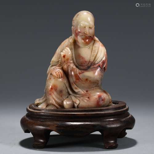 A CHINESE SHOUSHAN STONE FIGURE ORNAMENT