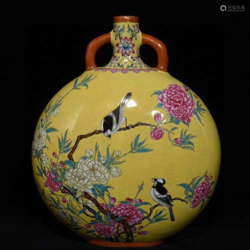 A CHINESE FEN CAI VASE WITH FLOWER AND BIRD PATTERN