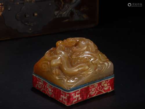 A CHINESE TIANHUANG STONE SEAL WITH DRAGON CARVING