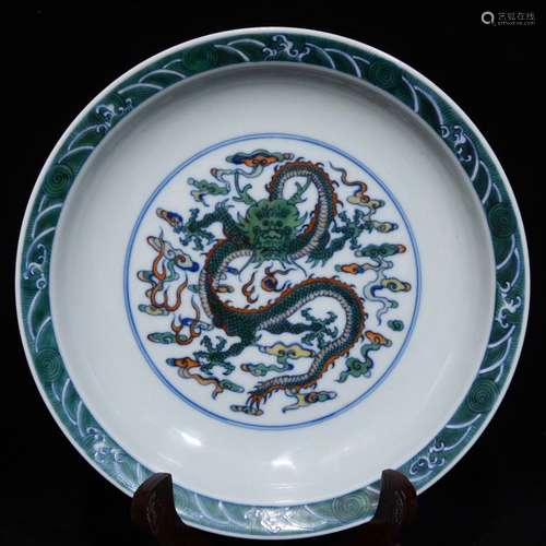 A CHINESE BLUE AND WHITE DOU CAI PLATE WITH DRAGON PATTERN