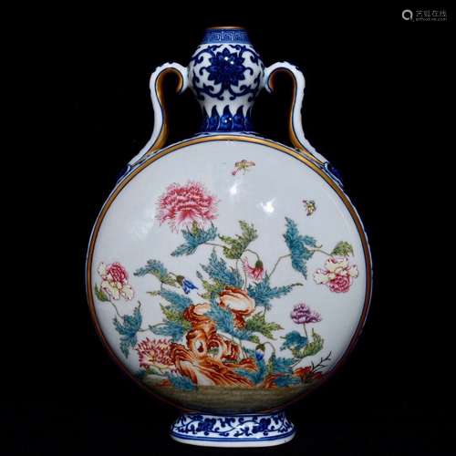 A CHINESE BLUE AND WHITE VASE WITH FLOWER PAINTING