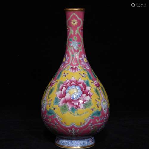 A CHINESE ENAMELED VASE WITH FLOWER PATTERN