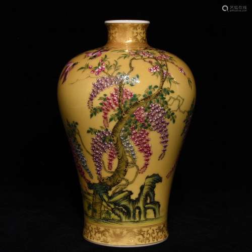 A CHINESE FEN CAI GILT VASE WITH FLOWER AND BIRD PATTERN