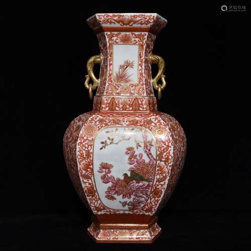 A CHINESE ALUM RED GILT EAR VASE WITH FLOWER AND BIRD PATTERN