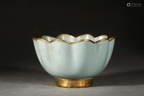 A CHINESE RU YAO BOWL DECORATED WITH LOTUS PATTERN AND GOLD