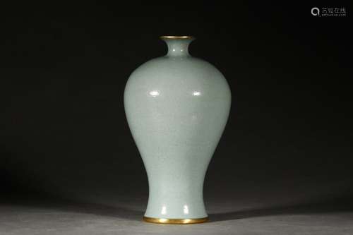 A CHINESE RU YAO MEIING VASE DECORATED WITH GOLD