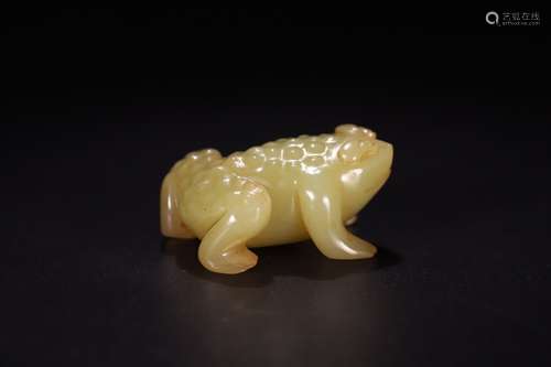 A CHINESE HETIAN JADE BEAST ORNAMENT