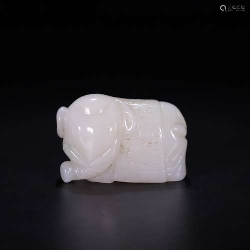 A CHINESE HETIAN JADE ELEPHANT ORNAMENT