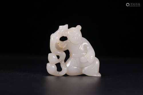 A CHINESE HETIAN JADE ORNAMENT WITH FIGURE CARVING