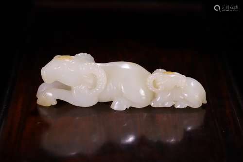 A CHINESE HETIAN JADE ORNAMENT WITH BEAST SHAPE