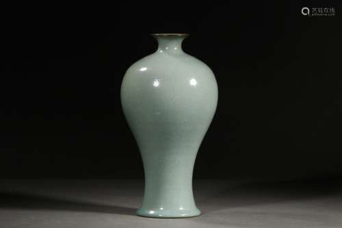 A CHINESE RU YAO MEIPING VASE