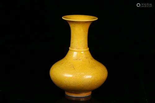 A CHINESE YELLOW GLAZE VASE WITH DRAGON PATTERN