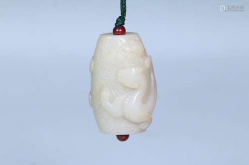 A CHINESE HETIAN JADE PENDANT WITH DRAGON CARVING