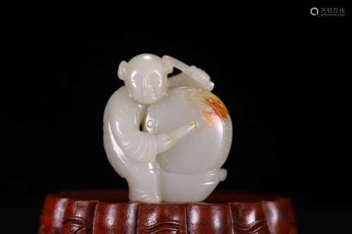 A CHINESE HETIAN JADE ORNAMENT WITH FIGURE CARVING