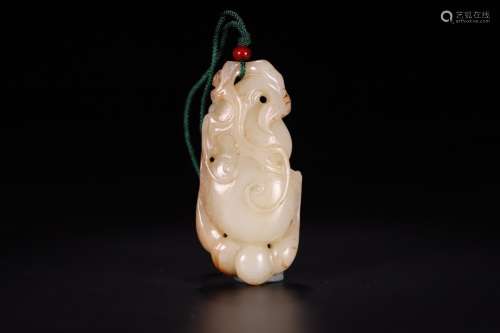 A CHINESE HETIAN JADE GOURD ORNAMENT