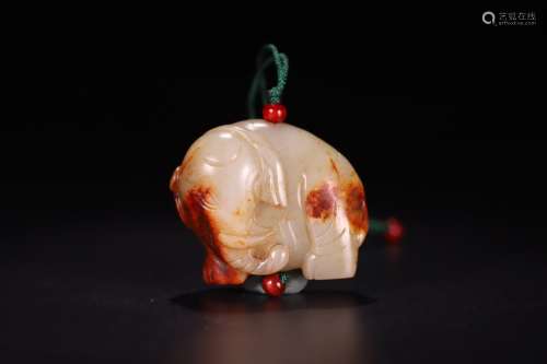 A CHINESE HETIAN JADE ORNAMENT WITH BEAST CARVING