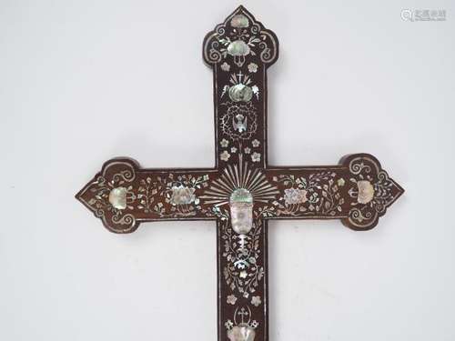 Crucifix en bois de rose et incrustations de nacre…