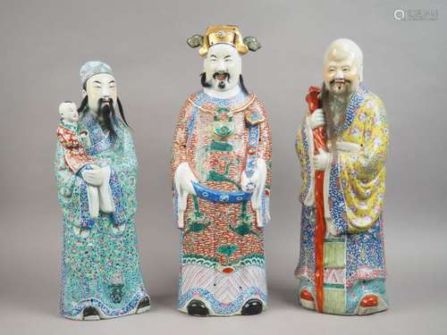 Groupe de trois statuettes en porcelaine et émaux …