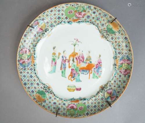 Assiette en porcelaine et émaux polychome, à décor…