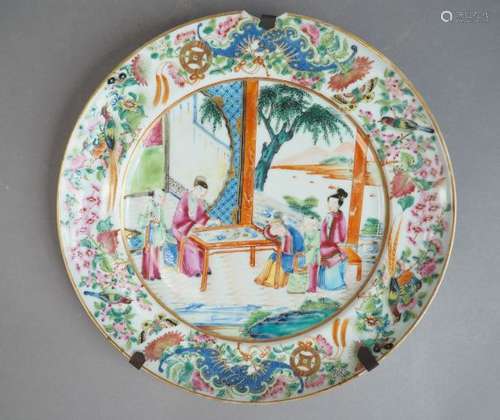 Assiette en porcelaine et émaux polychrome, à déco…