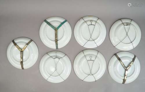 Suite de sept assiettes en porcelaines de Canton, …