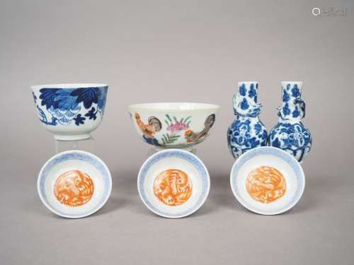 Ensemble comprenant : trois coupes en porcelaine é…