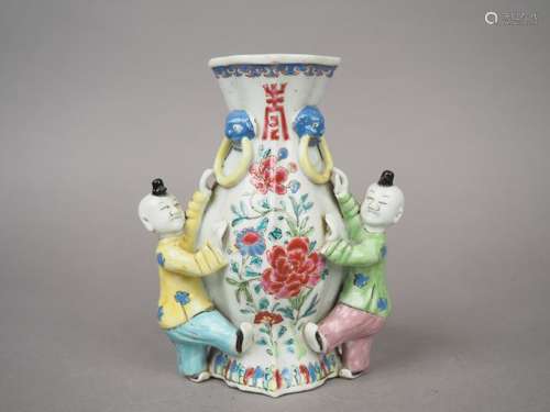 Vase d'applique en porcelaine et émaux de la famil…