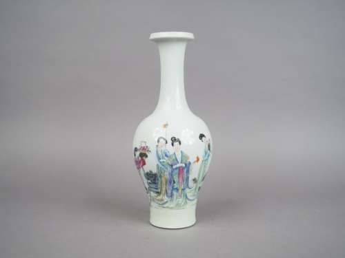 Vase balustre à long col en porcelaine et émaux de…