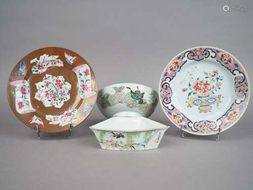 Ensemble comprenant : deux assiettes en porcelaine…