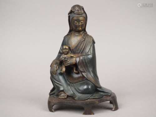 Statuette en bronze laqué représentant Guanyin ass…