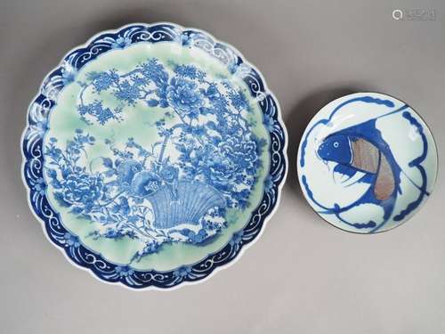 Grand plat en porcelaine d'Arita, à décor en bleu …