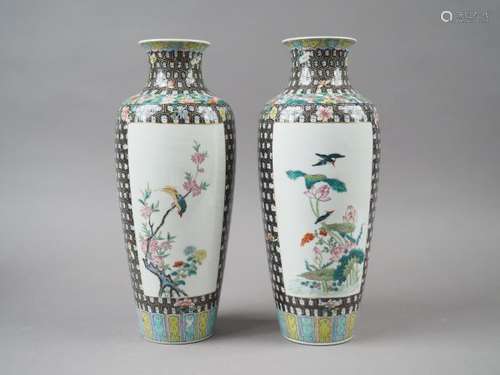 Paire de vases de forme ovoïde en porcelaine et ém…