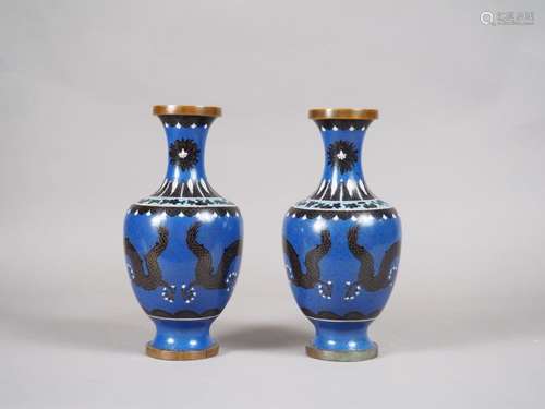 Paire de vases de forme balustre en cuivre et émau…