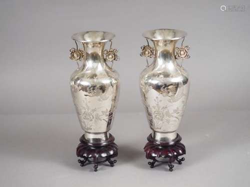 Paire de vases de forme balustre en argent, à déco…