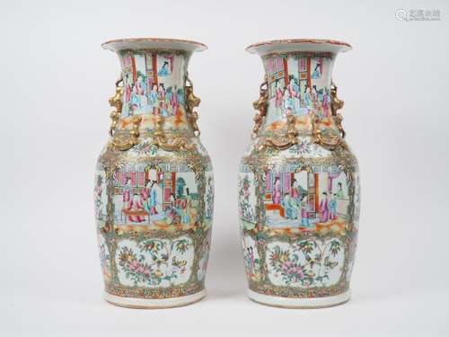 Paire de vases en porcelaine et émaux polychromes,…