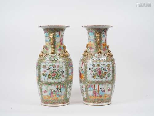 Paire de vases de forme balustre en porcelaine et …